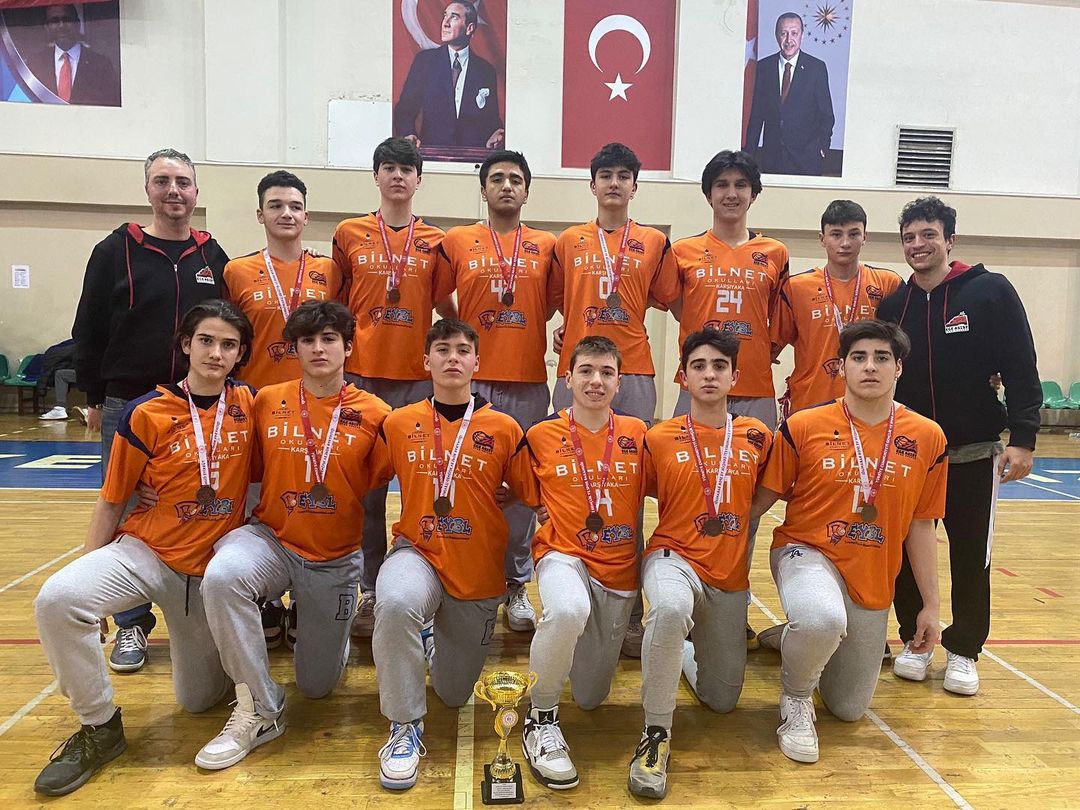 2006 doğumlu sporculardan oluşan U16 takımımız İzmir 3.sü olarak ödülünü aldı ve Anadolu Şampiyonasına katılma hakkı elde etti.